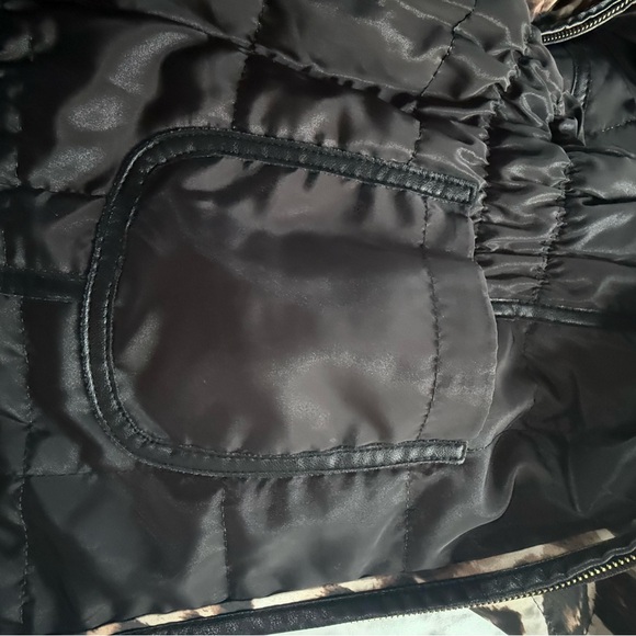 Chico’s Women’s Leopard Print Reversible Puffer Vest - Picture 5 of 11